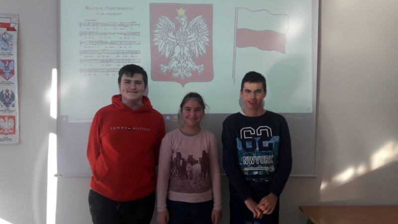szkoła do hymnu