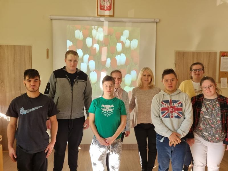 szkoła do hymnu