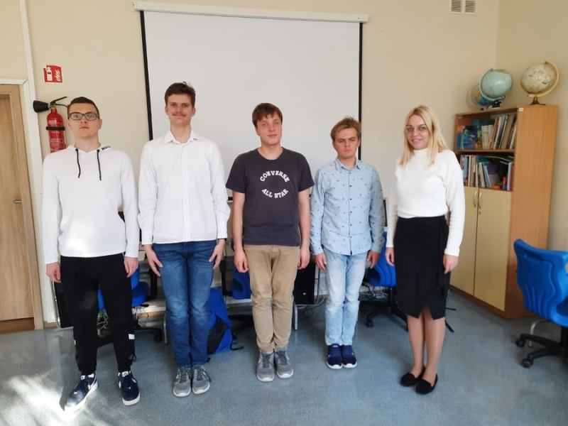 szkoła do hymnu
