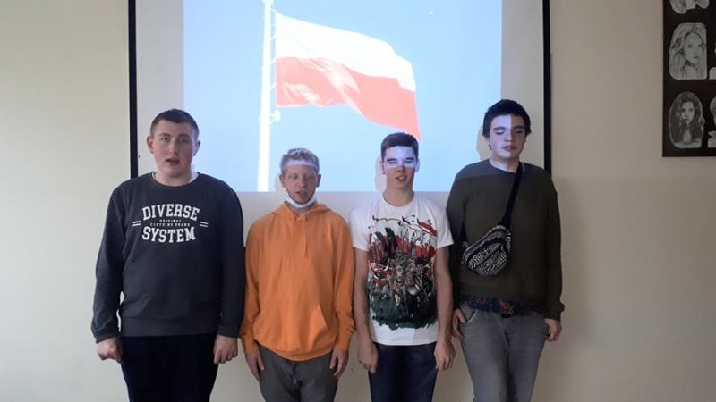 szkoła do hymnu
