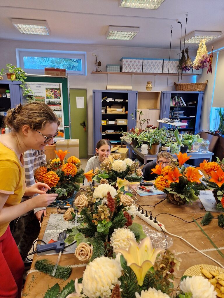 uczniowie na zajęciach koła florystycznego
