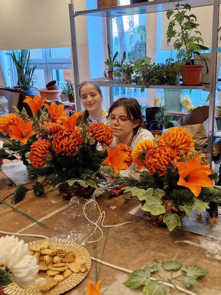 uczniowie na zajęciach koła florystycznego