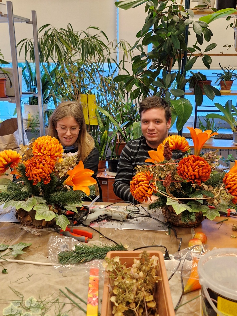 uczniowie na zajęciach koła florystycznego