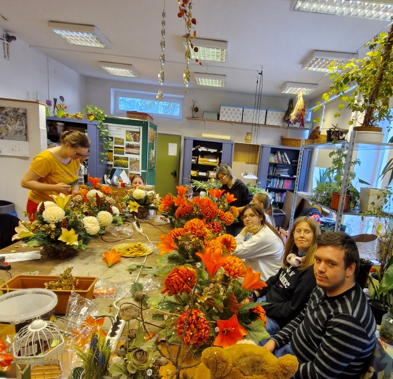 uczniowie na zajęciach koła florystycznego