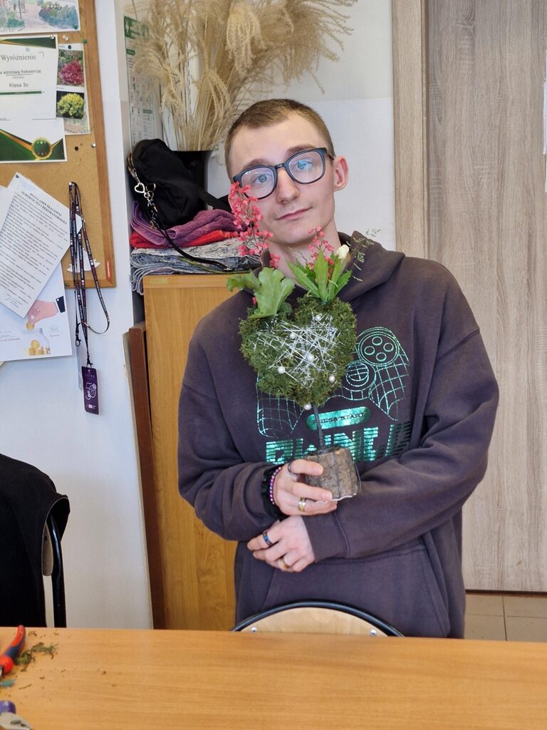 uczniowie na zajęciach koła florystycznego