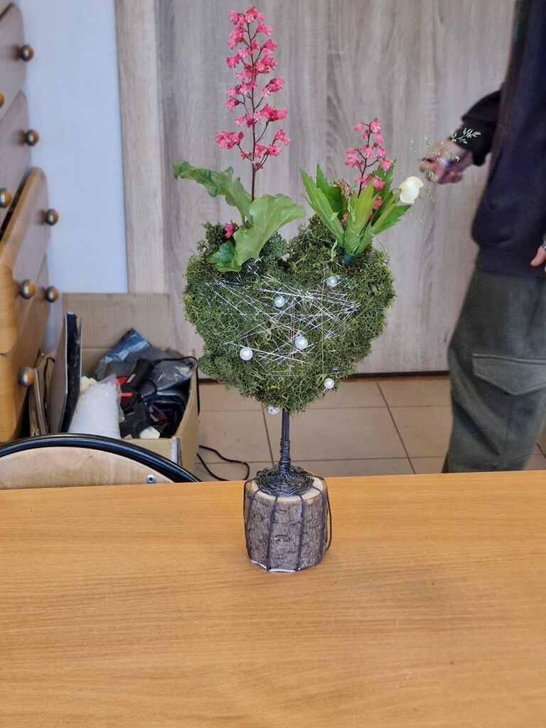 uczniowie na zajęciach koła florystycznego