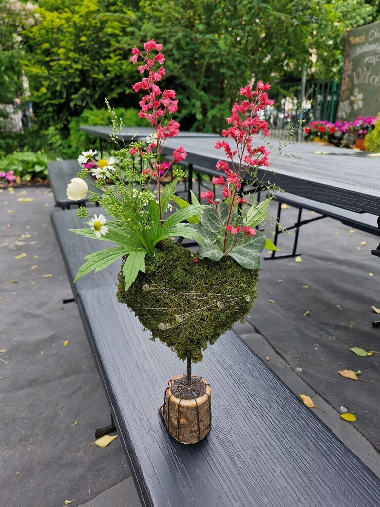 uczniowie na zajęciach koła florystycznego